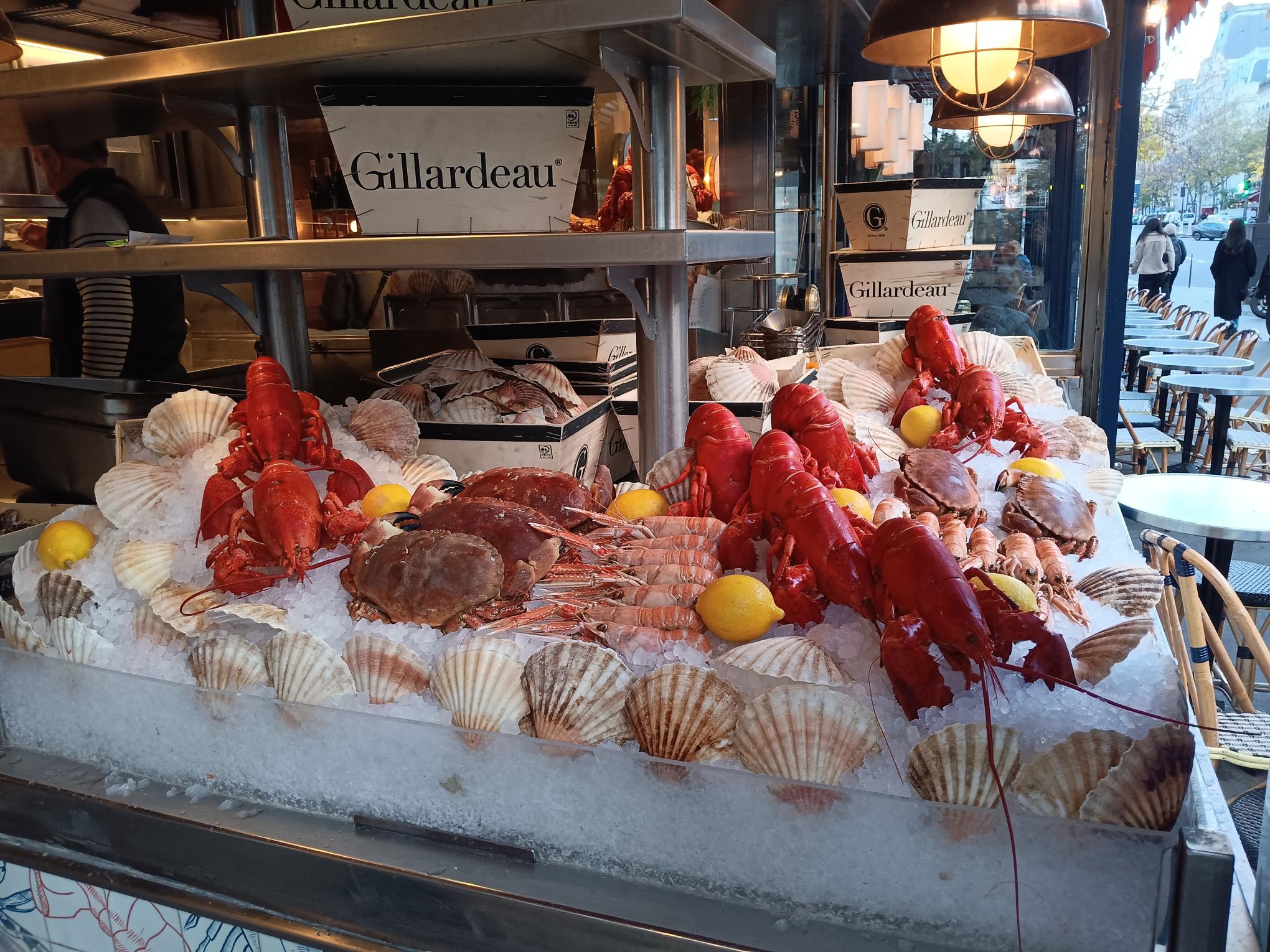 オペラ界隈でシャンパンに生牡蠣！「ル・グラン・カフェ・カプシーヌ